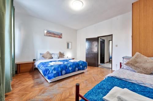 una camera con 2 letti e una gonna da letto di Cozy Miranese Venice Apartment a Chirignago
