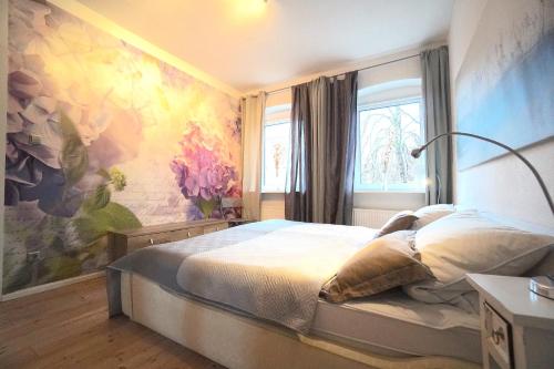 Schlafzimmer mit einem Bett mit Wandgemälde in der Unterkunft Ferienwohnung Möwe in zentraler Lage in Eckernförde