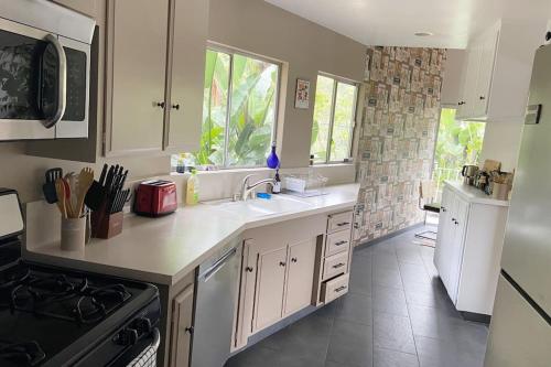 Gallery image of Stunning Hollywood Midcentury Modern-Views-Best Location! in Los Angeles