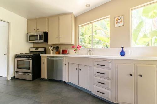 Stunning Hollywood Midcentury Modern-Views-Best Location! photo 28