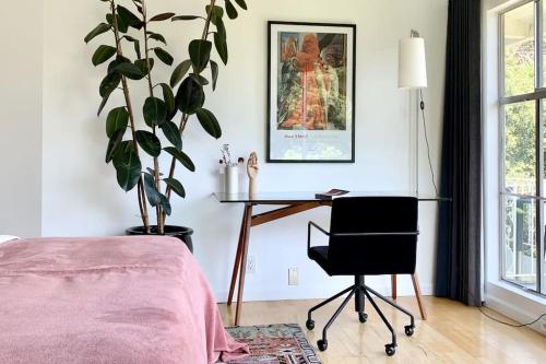 Gallery image of Stunning Hollywood Midcentury Modern-Views-Best Location! in Los Angeles
