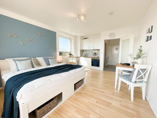 Postel nebo postele na pokoji v ubytování Ferienwohnung mit Meerblick - Kiek ut