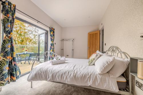 sypialnia z łóżkiem i balkonem w obiekcie H7-Roof top-5 Bedrooms-Free Parking-Sleeps 10 w mieście Bruton