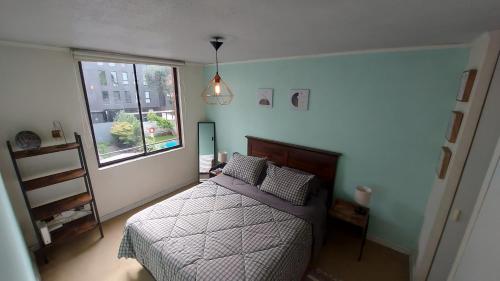 a bedroom with a bed and a window at Apartamento cómodo tranquilo Providencia in Santiago