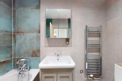 W łazience znajduje się umywalka i lustro. w obiekcie H7-Roof top-5 Bedrooms-Free Parking-Sleeps 10 w mieście Bruton