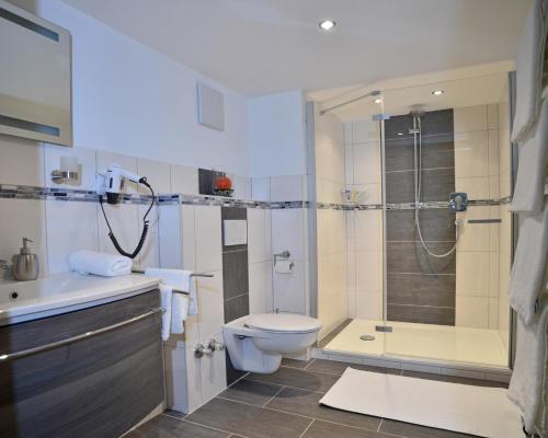 a bathroom with a toilet and a shower at Ferienwohnungen Woferllehen in Berchtesgaden