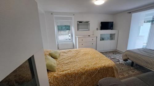 1 dormitorio con 1 cama, vestidor y TV en Estudio con terraza en Guarnizo, en El Astillero