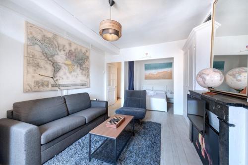 un salon avec un canapé et une table dans l'établissement 50m² cosy près place Bellecour & vue s/ basilique, à Lyon