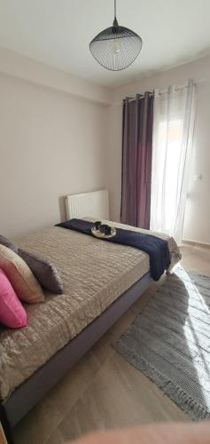 um quarto com uma cama com um cobertor azul em studio Billy em Tessalônica