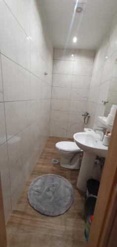 uma casa de banho branca com um lavatório e um WC em studio Billy em Tessalônica