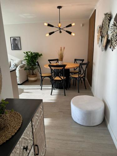 a dining room with a table and chairs at VIVE ALTO REÑACA in Viña del Mar