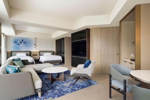 長崎市にある長崎マリオットホテルのベッド2台、リビングルームが備わるホテルスイートです。