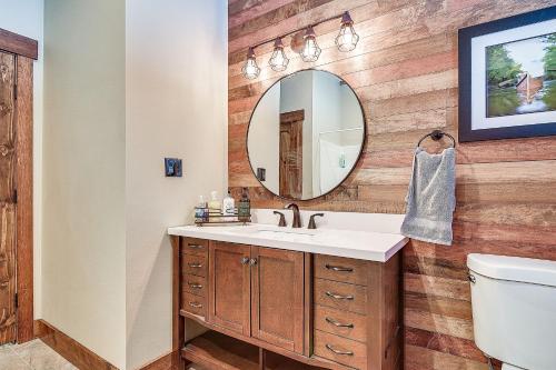 O baie la Maine Home with Hot Tub and Snowmobile Trail Access!