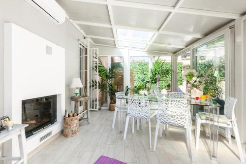 Elegant Triplex Townhouse with Luxe Terrace