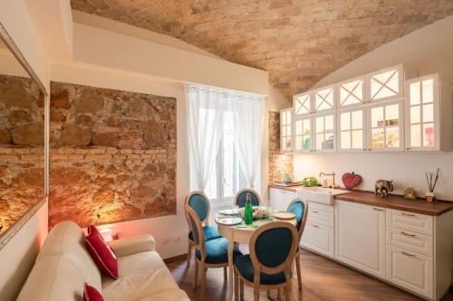 a kitchen and dining room with a table and chairs at Bretone XI b&b in Rome