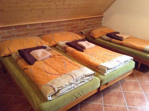 Postel nebo postele na pokoji v ubytování Vinný sklipek u Sidonie