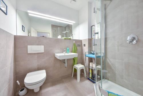 アールベックにあるVilla Germania 14のバスルーム(トイレ、洗面台、シャワー付)
