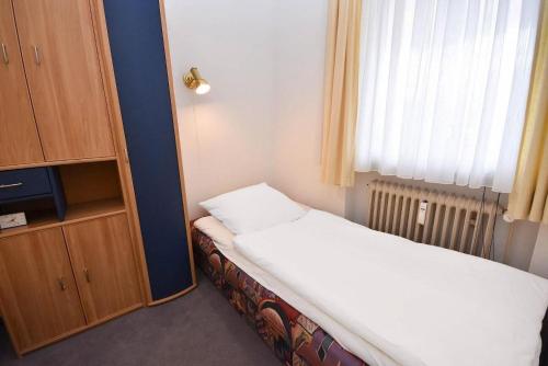 Säng eller sängar i ett rum på Goldene Ruh Wohnung 405