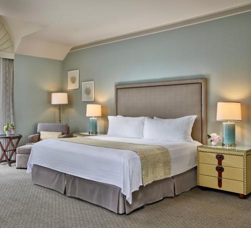 Tempat tidur dalam kamar di Loews Coronado Bay Resort