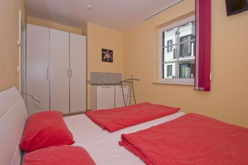 two beds in a room with a window at strandnah, gratis Nutzung vom AHOI Erlebnisbad und Sauna in Sellin - Kurparkresidenz FeWo10 in Baabe
