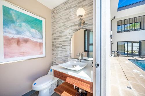 La salle de bains est pourvue d'un lavabo, de toilettes et d'un miroir. dans l'établissement Casa Camino, à Playa Grande