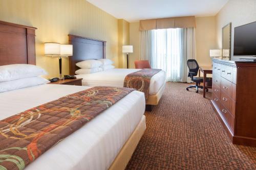 マウント・バーノンにあるDrury Inn & Suites Mt. Vernonのベッド2台、薄型テレビが備わるホテルルームです。