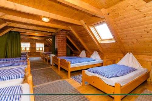 una camera con 4 letti in una baita di tronchi di Almidylle Sabathy a Obdach