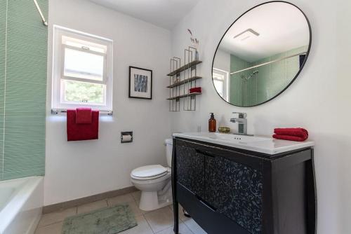 uma casa de banho com um lavatório, um espelho e um WC. em Stunning Hollywood Midcentury Modern-Views-Best Location! em Los Angeles