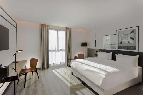 Habitación de hotel con cama grande y escritorio. en Radisson Hotel Tunis, City Center en Túnez