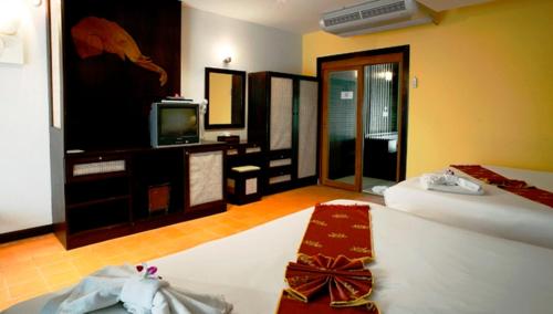 Телевизор и/или развлекательный центр в Krabi Tropical Beach Resort