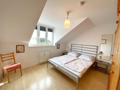 - une chambre avec un lit, un bureau et une chaise dans l'établissement Ferienwohnung Osterholz, à Baabe