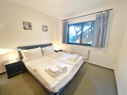 ein Schlafzimmer mit einem Bett mit zwei Handtüchern darauf in der Unterkunft Landpension Dubnitz - Ferienwohnung 1 in Sassnitz
