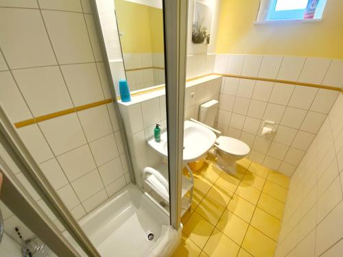 ヴィーク・アウフ・リューゲンにあるFerienwohnung 10 "Bootsmann Hannes"のバスルーム(シャワー、トイレ、シンク付)