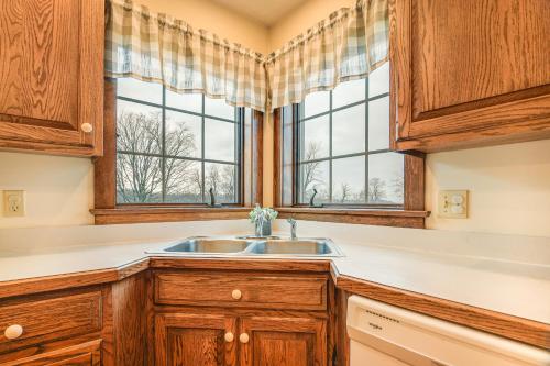 eine Küche mit einem Waschbecken und einem Fenster in der Unterkunft Spacious Ronks Getaway with Deck and Grill! in Ronks