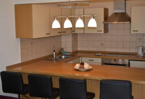 a kitchen with a counter with a bowl of fruit on it at _DKK1e_ Ferienwohnung Seepferdchen in Niendorf