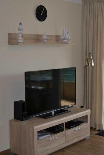 En tv och/eller ett underhållningssystem på _DKK1e_ Ferienwohnung Seepferdchen