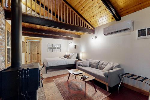 uma sala de estar com um sofá e uma lareira em Creekside Cabin em Rhododendron
