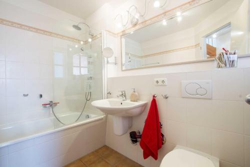 a bathroom with a sink and a toilet and a shower at _OST18_ _ Ferienwohnung Muschelsuc in Niendorf