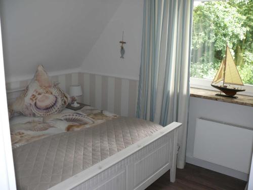 a bedroom with a bed and a window with a sailboat at Wik7A in Niendorf