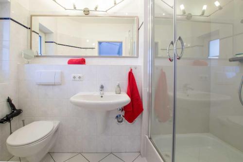 a bathroom with a sink and a toilet and a shower at _OST6_ _ Ferienwohnung Treibholz in Niendorf