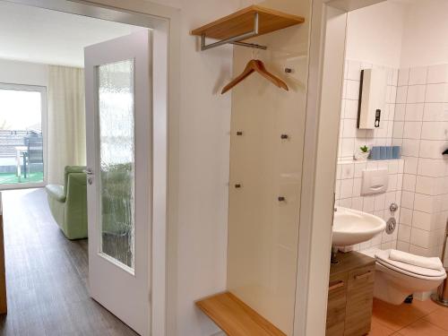 La salle de bains est pourvue de toilettes et d'un lavabo. dans l'établissement Sassnitz Haus Victoria Penthaus B12 Sonnendach, à Sassnitz