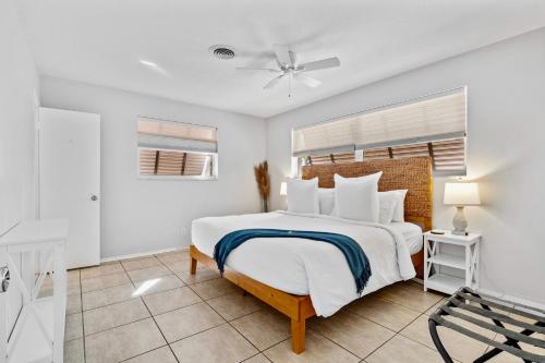 フォート・ローダーデールにあるCitrus Isles Waterfront Homeの白いベッドルーム(ベッド1台、天井ファン付)