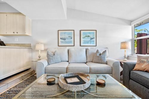 un soggiorno con divano e tavolo di Citrus Isles Waterfront Home a Fort Lauderdale