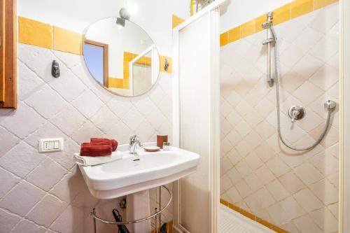 y baño con lavabo y ducha. en San Giovanni Apartment, en Florencia