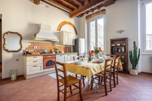 cocina con mesa y sillas en una habitación en San Giovanni Apartment, en Florencia