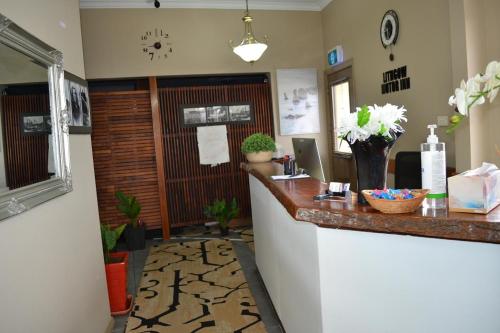 an office with a reception counter with flowers on it at Lithgow Motor Inn in Lithgow