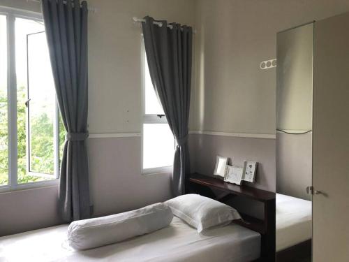 1 dormitorio con cama y ventana en akhemy homestay, en Tangerang