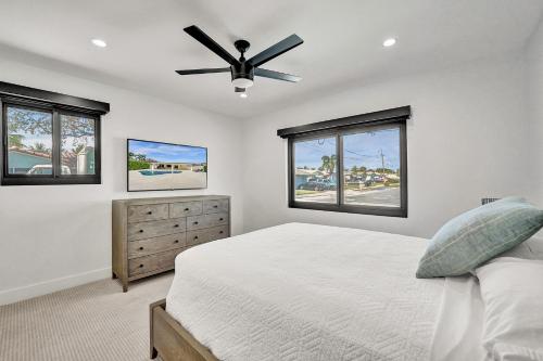a bedroom with a bed and a ceiling fan at Once Upon a Tide - Just Minutes to the Beach in Dania Beach