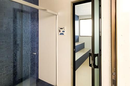 a glass shower door in a bathroom at Nosso Apê Cascatinha: Garagem | Ar-condicionado | Piscina | Sauna NA1304 in Juiz de Fora