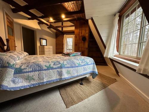 Modern Getaway cabin, sleeps 7 Near Meadville 객실 침대